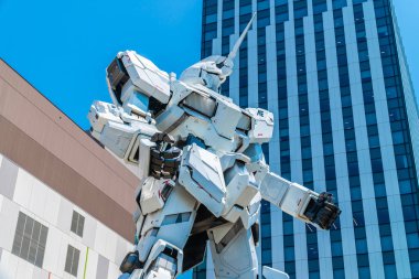 Tokyo Japonya - 1 Ağustos 2018: güzel dev tek boynuzlu at Gundam Model ve dalgıç şehir plaza Tokyo alışveriş merkezinde Odaiba önünde duran heykeli ada Japonya