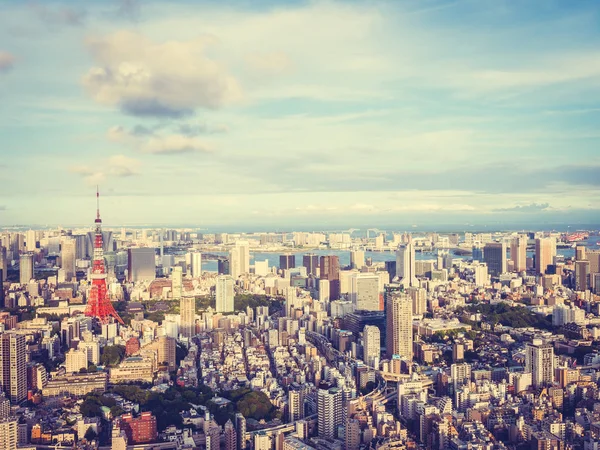 青い空と白い雲と日本のタワーの美しい建築と東京と東京市周辺の建築 — ストック写真