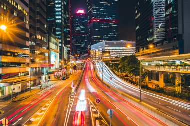 Hong Kong şehrinin dış şehir manzarası geceleri gökyüzüne yükseliyor.