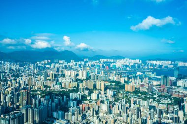 Hong Kong şehrinin güzel mimari binası mavi gökyüzünde ufuk çizgisi.