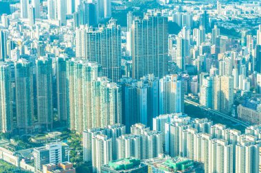 Hong Kong şehrinin güzel mimari binası mavi gökyüzünde ufuk çizgisi.