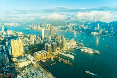 Hong Kong şehrinin güzel mimari binası mavi gökyüzünde ufuk çizgisi.