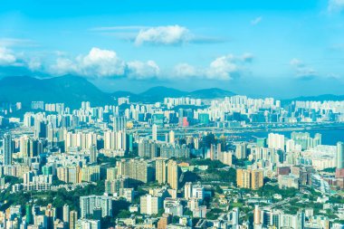Hong Kong şehrinin güzel mimari binası mavi gökyüzünde ufuk çizgisi.