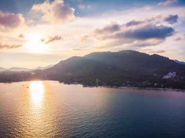 Güzel tropikal plaj ve deniz hurma ve koh samui Adası Tayland tatil ve seyahat için gündoğumu zaman diğer ağacında havadan görünümü