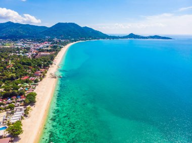 Güzel tropikal plaj ve deniz hurma ve koh samui Adası seyahat ve tatil için diğer ağacında havadan görünümü