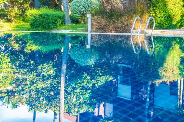 Güzel lüks otel ve resort tatil seyahat ve tatil için merdiven ile açık yüzme havuzu