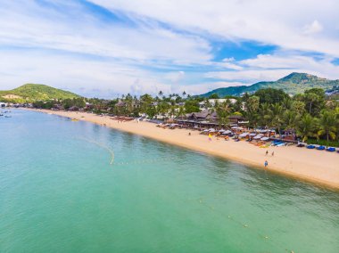 Güzel tropikal plaj ve deniz hurma ve koh samui Adası seyahat ve tatil için diğer ağacında havadan görünümü