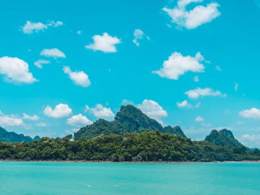 Seyahat ve tatil için mavi gökyüzü arka plan üzerinde beyaz bulut ile güzel tropikal deniz okyanus