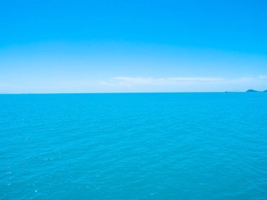 Seyahat ve tatil için mavi gökyüzü arka plan üzerinde beyaz bulut ile güzel tropikal deniz okyanus