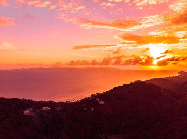 Güzel tropikal plaj ve deniz Island günbatımı zaman seyahat ve tatil için havadan görünümü