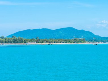 Güzel deniz ve okyanus kopya alanı için metin bulut beyaz ve mavi gökyüzü zemin üzerine