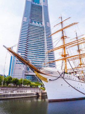 Yokohama Japonya - 25 Temmuz 2018: Güzel Nippon-maru A Yelkenli tekne Japonya Yokohama şehirde mavi gökyüzü ile
