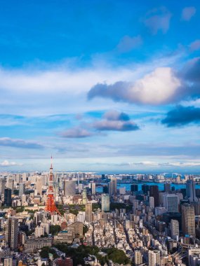 Japonya'da mavi gökyüzü ve beyaz bulut ile güzel mimari ve yapı ile tokyo tokyo şehir etrafında kule