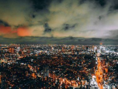Tokyo şehrinde geceleri mimarisi ve binası olan güzel bir şehir.