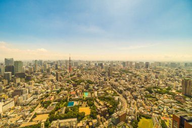 Mavi gökyüzü Japonya'da tokyo kule ile Tokyo şehir bina güzel mimari