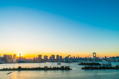 Alacakaranlık günbatımı zaman Japonya'nın tokyo şehir Gökkuşağı Köprüsü ile Cityscape bina güzel mimari