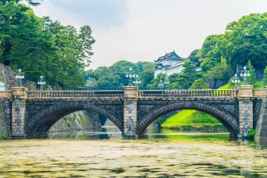 Güzel eski mimari İmparatorluk Sarayı Kalesi hendek ve Tokyo şehir Japonya köprüsünde