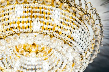 Çok güzel bir kristal avize dekorasyonu.