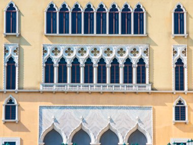 Güzel mimari pencere ve duvar ile bina dış İtalya tarzı