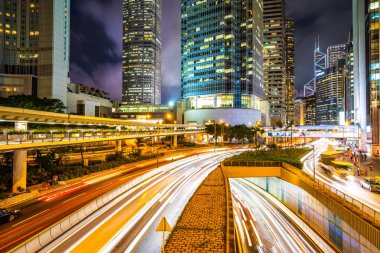 Hong Kong şehrinin dış şehir manzarası geceleri gökyüzüne yükseliyor.