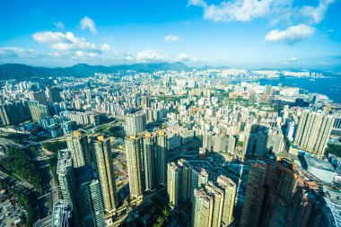 Hong Kong şehrinin güzel mimari binası mavi gökyüzünde ufuk çizgisi.