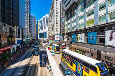 Hong kong, Çin - 15 Eylül, 2018: güzel mimari ve bina ile bir sürü insan ve trafik hong kong causeway bay çevresinde