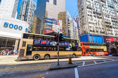 Hong kong, Çin - 15 Eylül, 2018: güzel mimari ve bina ile bir sürü insan ve trafik hong kong causeway bay çevresinde