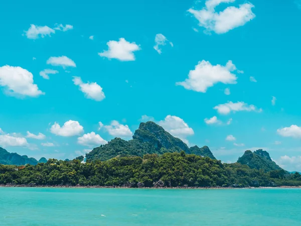 Seyahat ve tatil için mavi gökyüzü arka plan üzerinde beyaz bulut ile güzel tropikal deniz okyanus