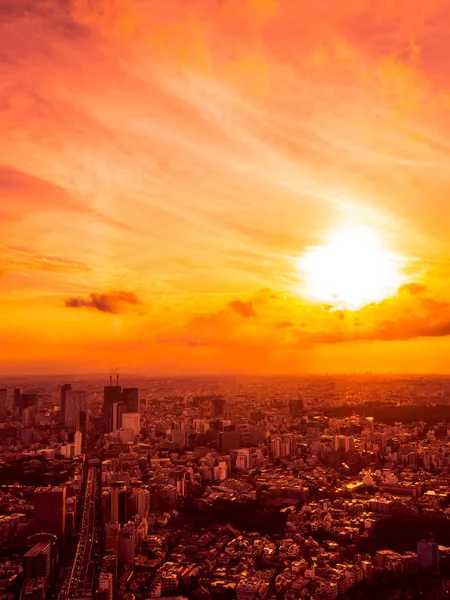 アーキテクチャと日没時に日本で東京市周辺の建物の美しい空撮 — ストック写真