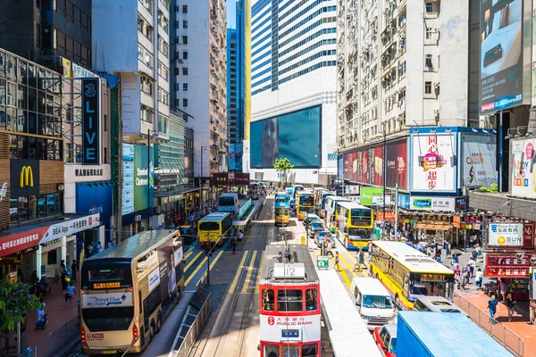 2018年9月 美丽的建筑和建筑与许多人和交通在香港在铜锣湾附近地区 — 图库照片