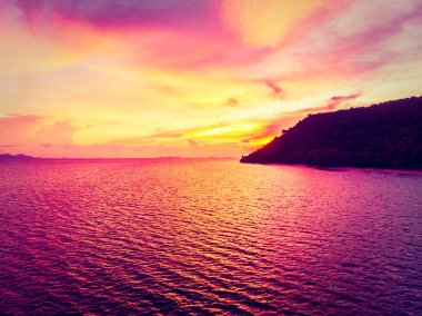 Güzel tropikal plaj ve deniz hurma ve koh samui Adası Tayland tatil ve seyahat için günbatımı zaman diğer ağacında havadan görünümü