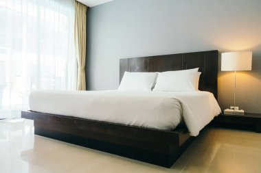 Beyaz rahat yastık yatak dekorasyon otel yatak odasında