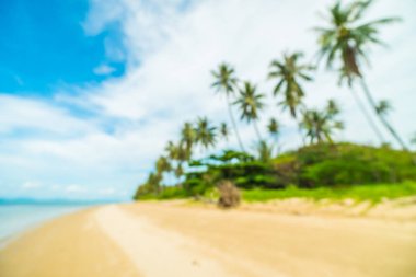 Soyut bulanıklık ve tropikal plaj ve deniz seyahat ve tatil için Hindistan cevizi hurma ağacı arka plan ile defocused