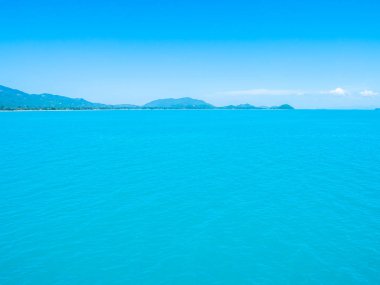 Seyahat ve tatil için mavi gökyüzü arka plan üzerinde beyaz bulut ile güzel tropikal deniz okyanus