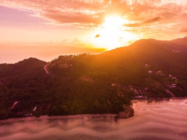 Güzel tropikal plaj ve deniz Island günbatımı zaman seyahat ve tatil için havadan görünümü