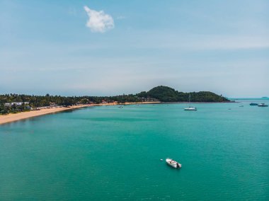 Seyahat ve tatil için adada güzel tropikal plaj ve deniz ağaçları ile havadan görünümü