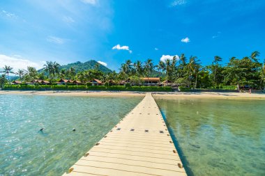 Güzel tropikal plaj deniz ve kum mavi gökyüzü ve beyaz bulut iskelesinden seyahat ve tatil için Hindistan cevizi hurma ağacı ile