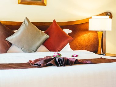 Otel yatak odasında ışık lamba dekorasyonu ile yatakta rahat yastık