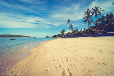Güzel tropikal plaj deniz ve kum mavi gökyüzü ve beyaz bulut seyahat ve tatil için Hindistan cevizi hurma ağacı ile