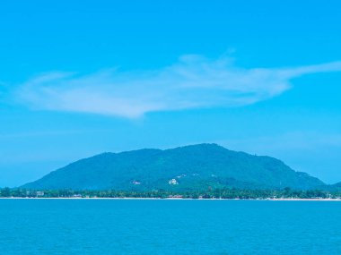 Güzel deniz ve okyanus kopya alanı için metin bulut beyaz ve mavi gökyüzü zemin üzerine