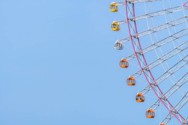 Mavi gökyüzü arka plan üzerinde eğlence Festivali Park'taki dönme dolap