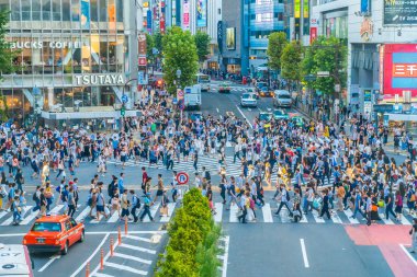 Tokyo, Japonya 29 Temmuz 2018: Shibuya kavşak veya kapısı popüler ve Simgesel Yapı yeme alışveriş için Tokyo'da yerleştirin ve yaya bir sürü burada var