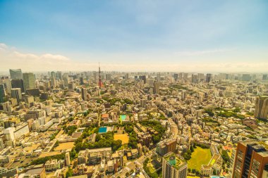 Mavi gökyüzü Japonya'da tokyo kule ile Tokyo şehir bina güzel mimari
