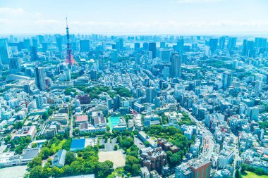 Mavi gökyüzü Japonya'da tokyo kule ile Tokyo şehir bina güzel mimari