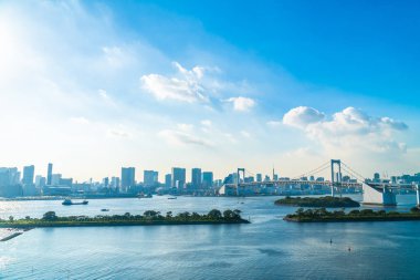 Bina Cityscape ile Gökkuşağı Köprüsü Japonya'da tokyo şehrinin güzel mimari
