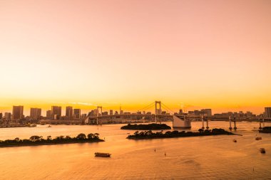 Alacakaranlık günbatımı zaman Japonya'nın tokyo şehir Gökkuşağı Köprüsü ile Cityscape bina güzel mimari