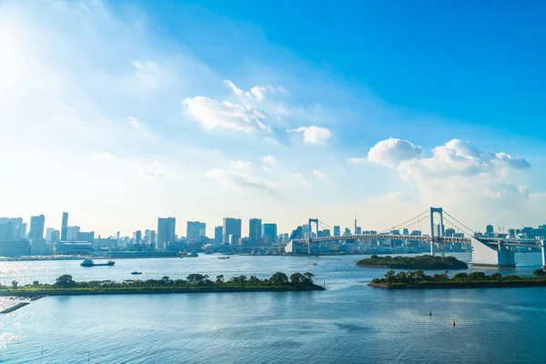 美しい建築で日本のレインボー ブリッジと東京都市の景観 — ストック写真
