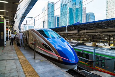 Tokyo Japonya - 5 Ağustos 2018: Japonya'da tren ve metro istasyonu uzaklıktadır popüler ulaşım