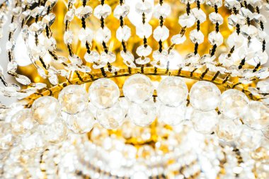 Çok güzel bir kristal avize dekorasyonu.