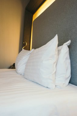Beyaz yastık yatak otel yatak odası iç dekorasyon